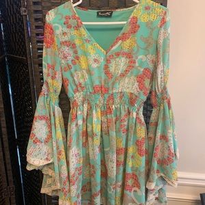 Amazing shirt w flair arms and lace details on sleeve